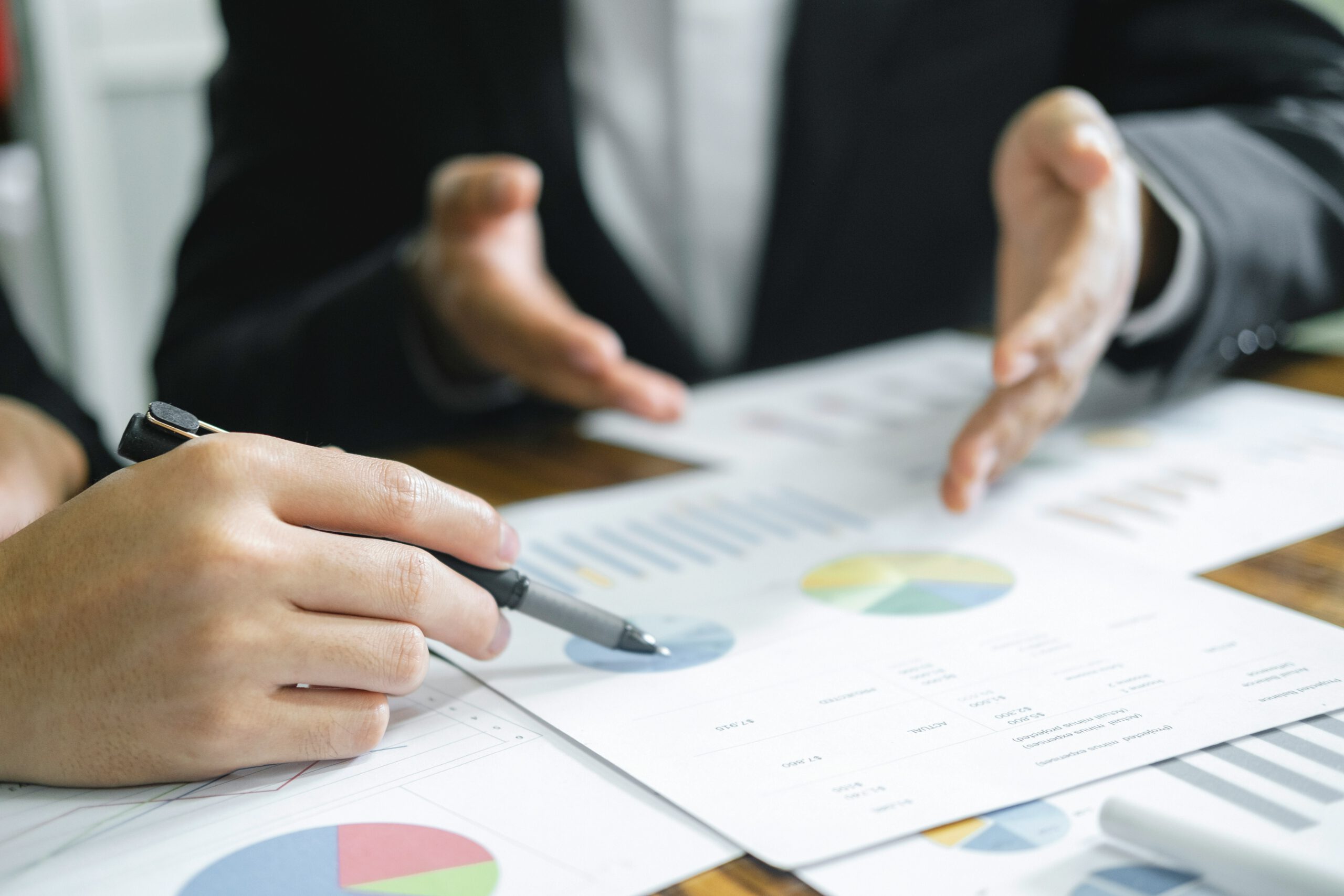 Consultores explicando informes con gráficos para aplicar una metodología clara y sin rodeos
